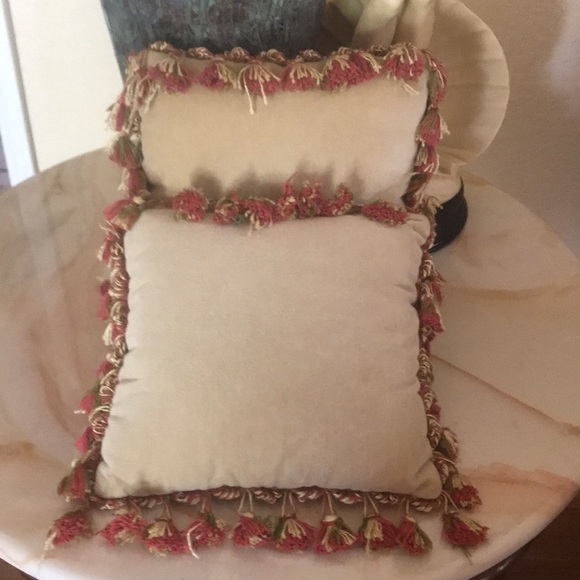 Two pretty decorative pillow - Picture 7 of 9